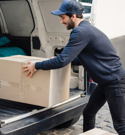 about-1 Paket wird in Fahrzeug geladen